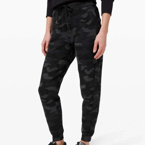 Lululemon Scuba Jogger Black Camo Size 16 - Picture 4 of 4